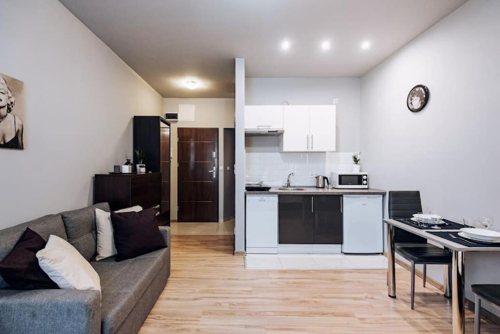 With Balcony - Rzeszowska 4 Street Apartment *